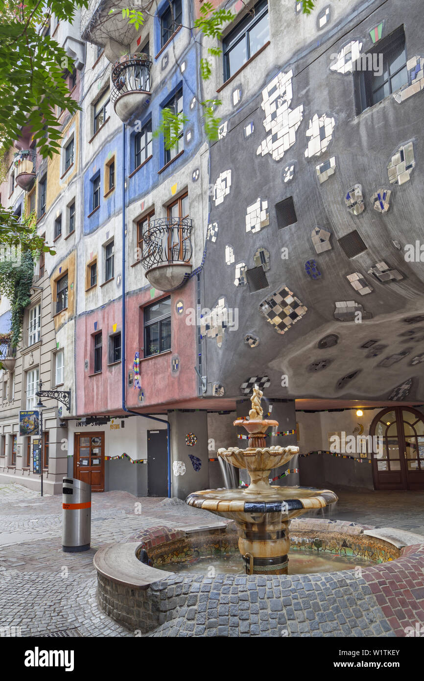 Fontana di fronte al famoso palazzo Hundertwasserhaus di Friedensreich Hundertwasser e Josef Krawina a Vienna, l'Austria orientale, Austria, Europ Foto Stock