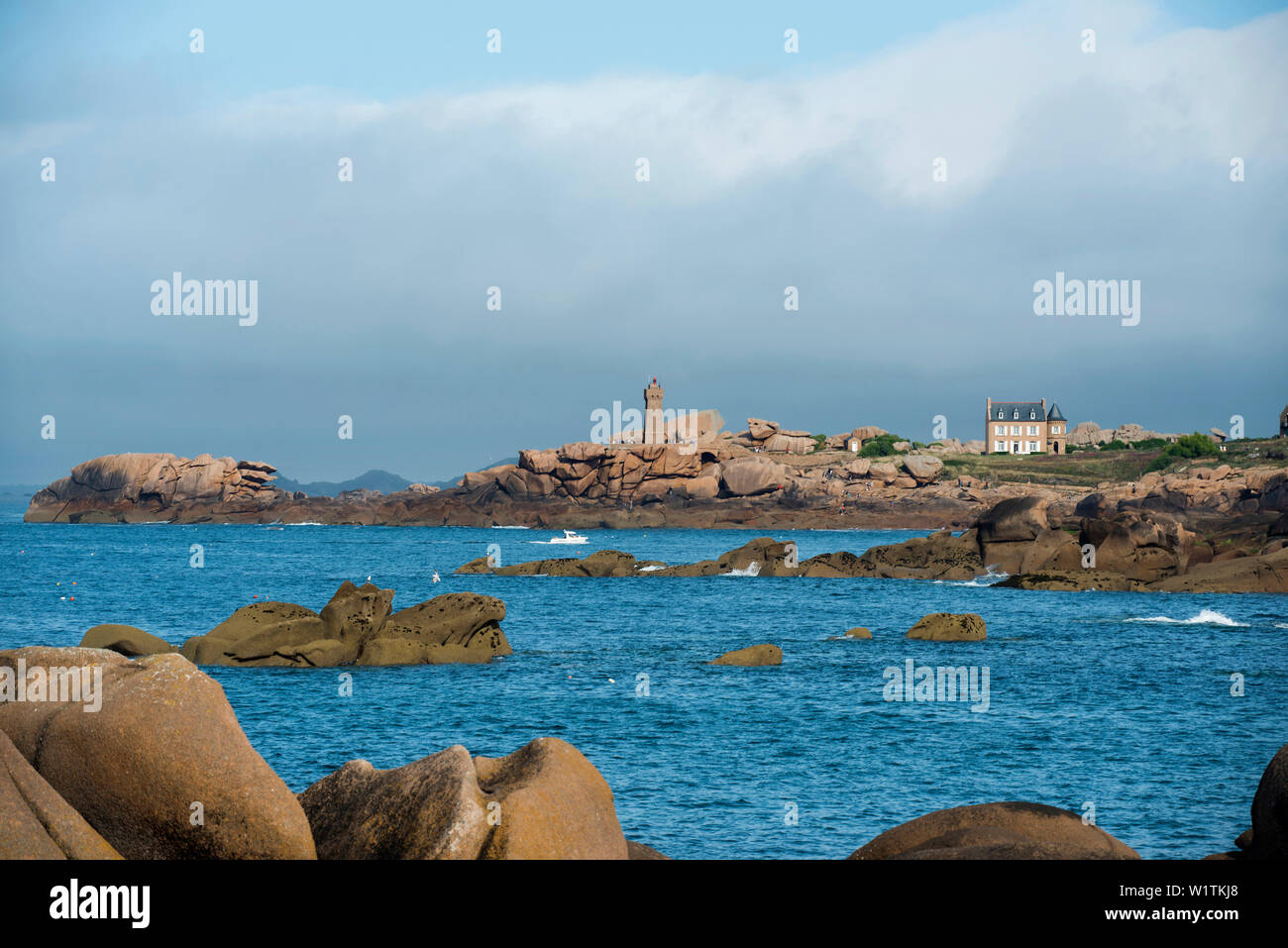 Maison Gustave Eiffel con faro e rocce di granito, Phare de Ploumanac'h o Phare de significa Ruz, Ploumanach, Côte de Granit Rose, Côtes d'Armor, Br Foto Stock