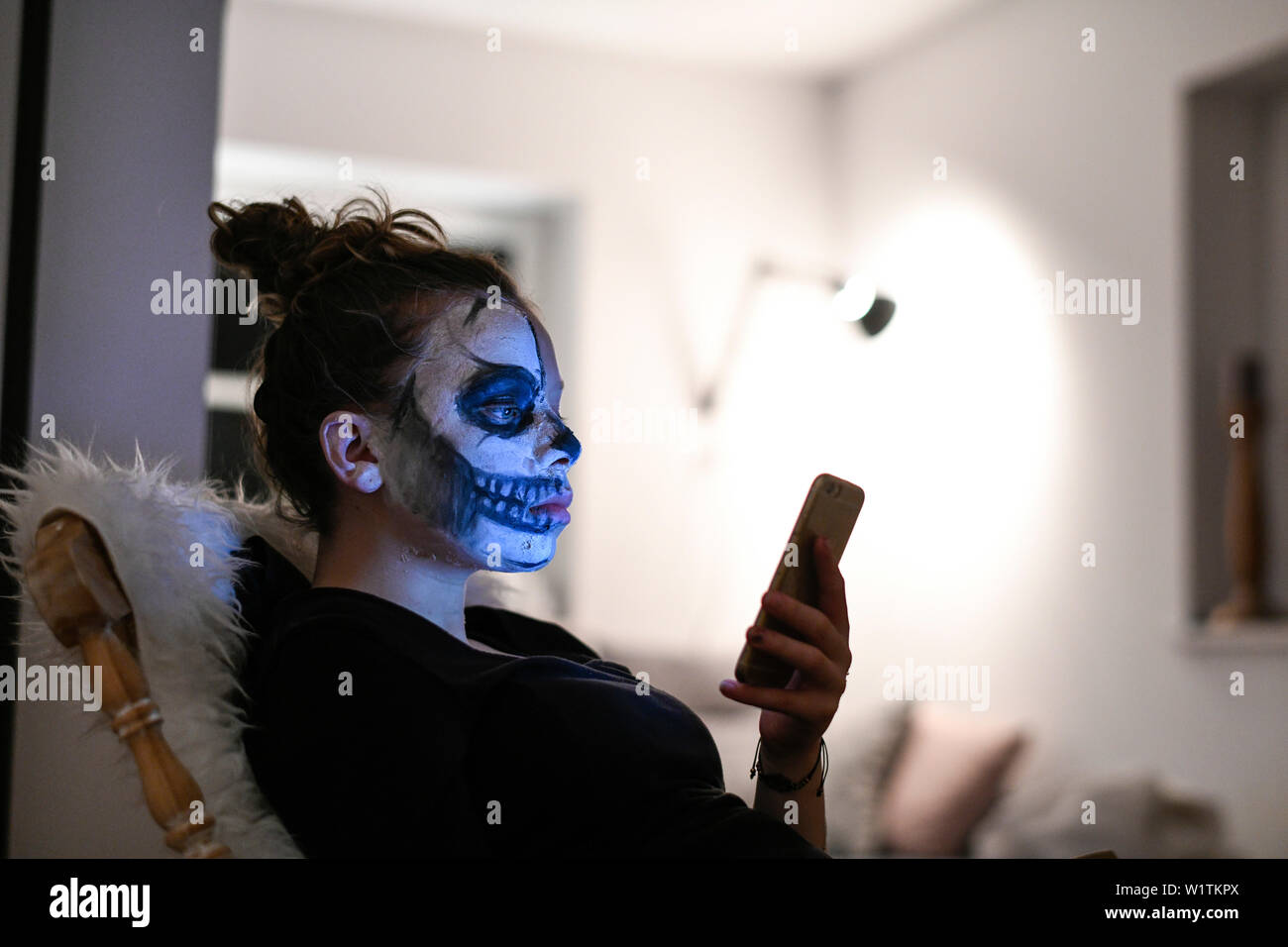 Irl in stile con il cellulare su Halloween, Amburgo, Germania Foto Stock