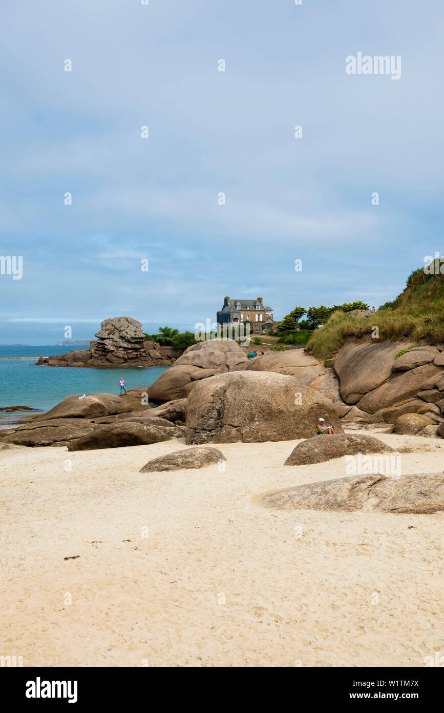 Spiaggia di sabbia con massi di granito, Trégastel, Côte de Granit Rose, Côtes d'Armor Bretagna, Francia Foto Stock