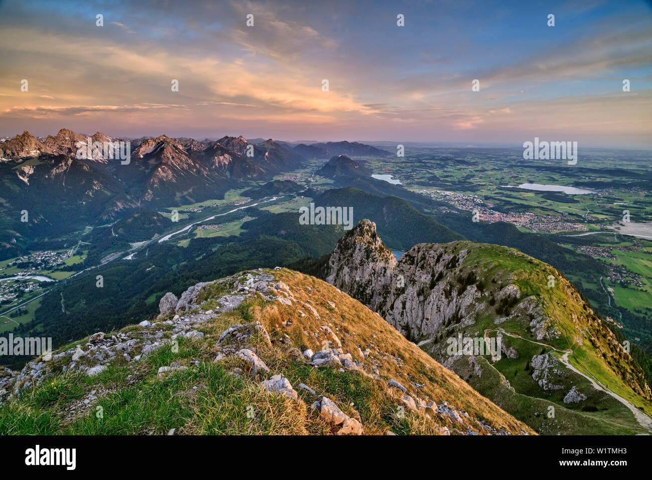 Montagne di Tannheim, Fuessen, il lago Weissensee e il Lago Hopfensee, da Saeuling, Alpi Ammergau, Alta Baviera, Baviera, Germania Foto Stock