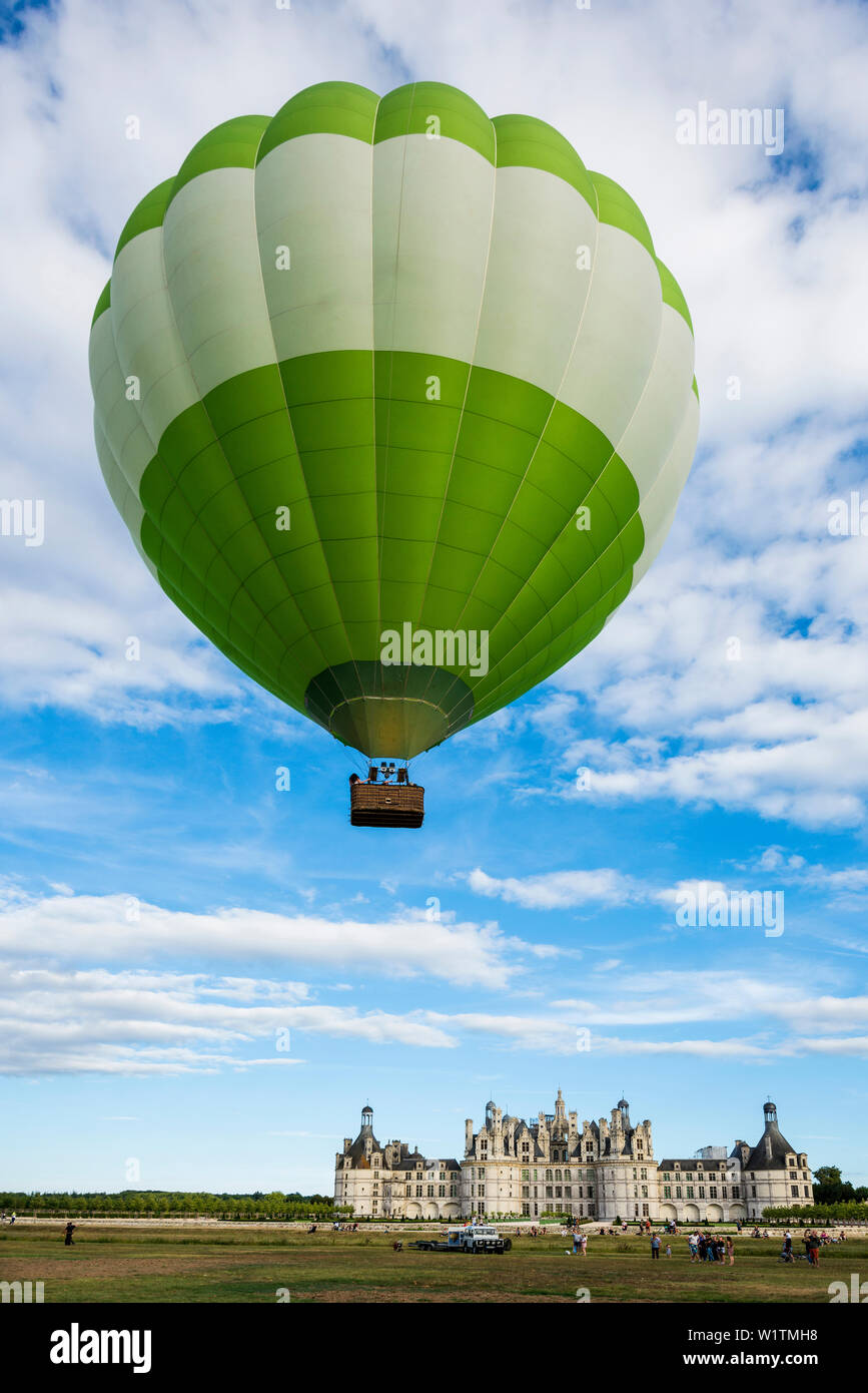 Castello di Chambord e mongolfiera, facciata nord, Sito Patrimonio Mondiale dell'UNESCO, Chambord, Loire, Dipartimento Loire et Cher, Regione centrale, Francia Foto Stock