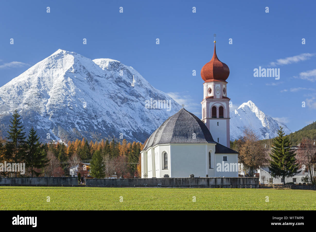 Chiesa Heilig Maria Magdalena in Leutsch nella parte anteriore del Hohe Munde montagna, Mieminger montagne, Leutasch, Tirolo settentrionale, Tirolo, Austria, Europa Foto Stock