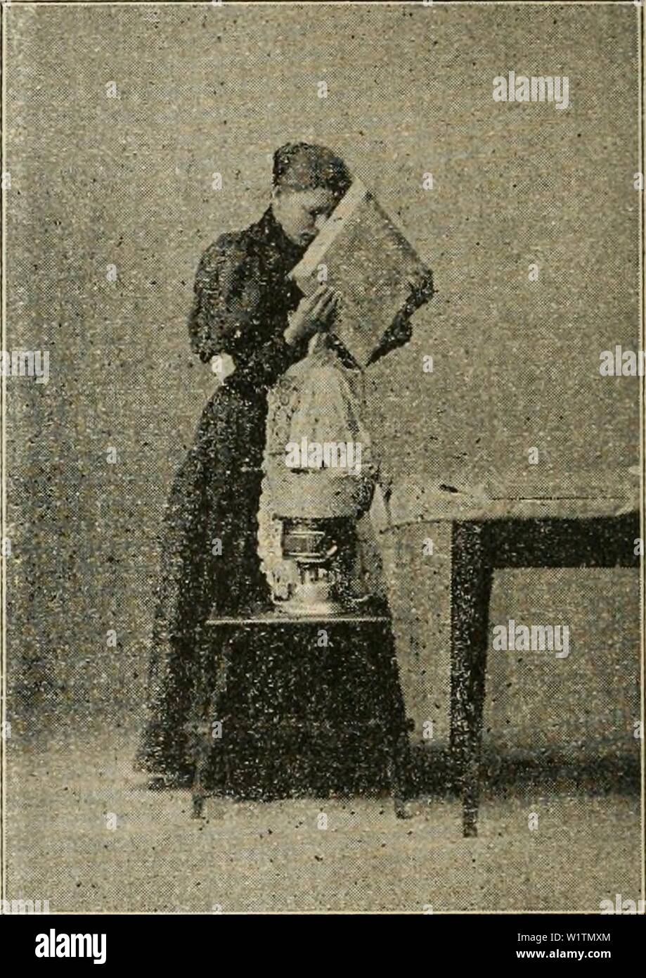 Immagine di archivio da pagina 495 di Das Buch von der biene. Das Buch von der biene dasbuchvonderbie00witzg Anno: 1898 gig. 288. ®un§ eingießen. Öig. 28y. 2)Un§ "uägtefeen essere§ äßad)§überjd;uf)e§. Sunftiuobenpreffe ift jubem nidjt fo fiiuer, unb wer c§ nur einmal gefeen a, ann c§ Ieid)t nacmad)en. 5lud) bie nacfte)enbe Slnmeifung mirb nid)t i3erfe)len, fdjuell unb teit in biefe Äunft einäufüt)ren. a) 5a5 tasse SdimcUen iPadfes. SJJan fimelje ba" 2Bad)§ in einer etma 24-28 cm weiten .unb 12 cm l)o'f)en emaillierten fogenannten 3;iro(er|)f anne. 5Io[§ rfafe liit fid) aud) ein entfprecenber 2su|)f öerme Foto Stock