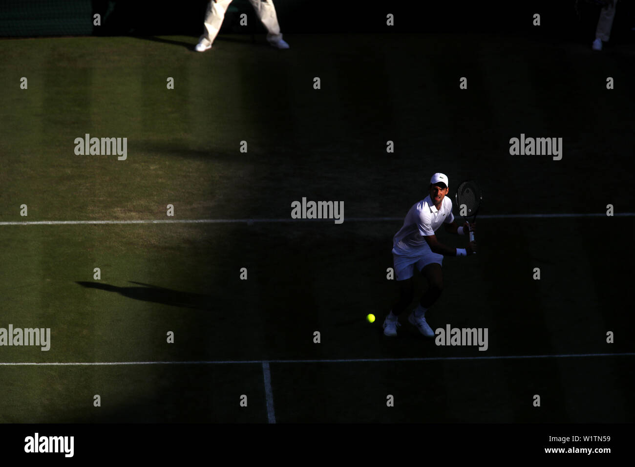Il torneo di Wimbledon, Londra, Regno Unito. Il 3° luglio 2019. 3 Luglio 2019 - Numero 1 seed Novak Djokovic in azione durante il suo primo giro la vittoria su American Denis Kudla sul Centre Court di Wimbledon oggi. Credito: Adam Stoltman/Alamy Live News Foto Stock