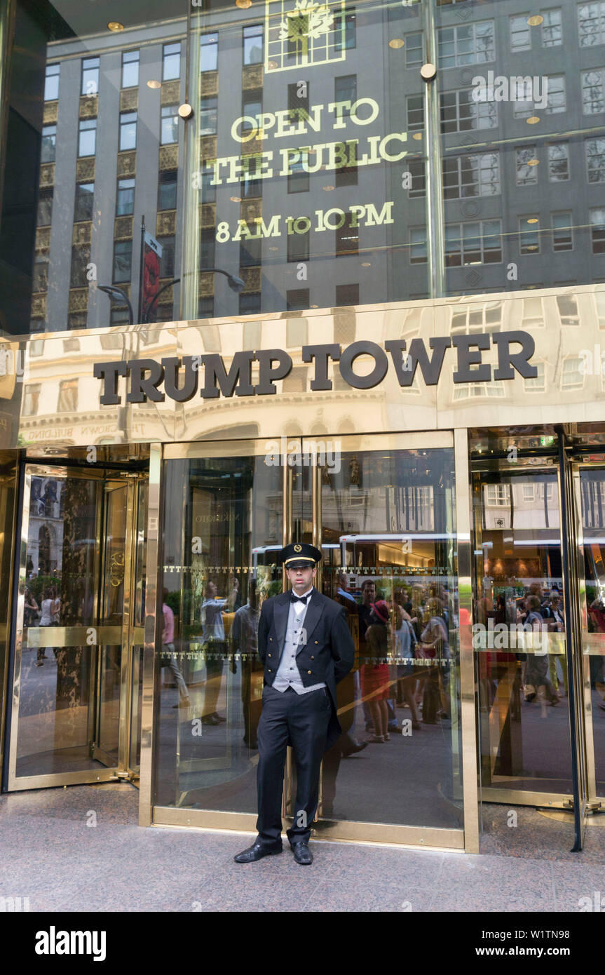 L'uomo porta, Trump Tower , Quinta Avenue, Manhattan, Big Apple, New York City, Stati Uniti d'America Foto Stock