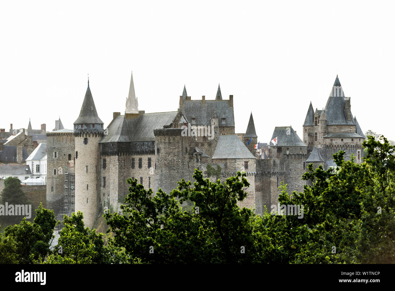 Vista della città e del castello, Vitré, Bretagna Francia Foto Stock