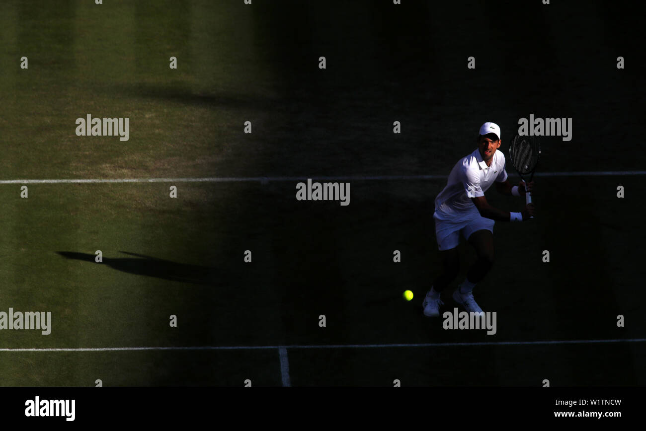 Il torneo di Wimbledon, Londra, Regno Unito. Il 3° luglio 2019. 3 Luglio 2019 - Numero 1 seed Novak Djokovic in azione durante il suo primo giro la vittoria su American Denis Kudla sul Centre Court di Wimbledon oggi. Credito: Adam Stoltman/Alamy Live News Foto Stock