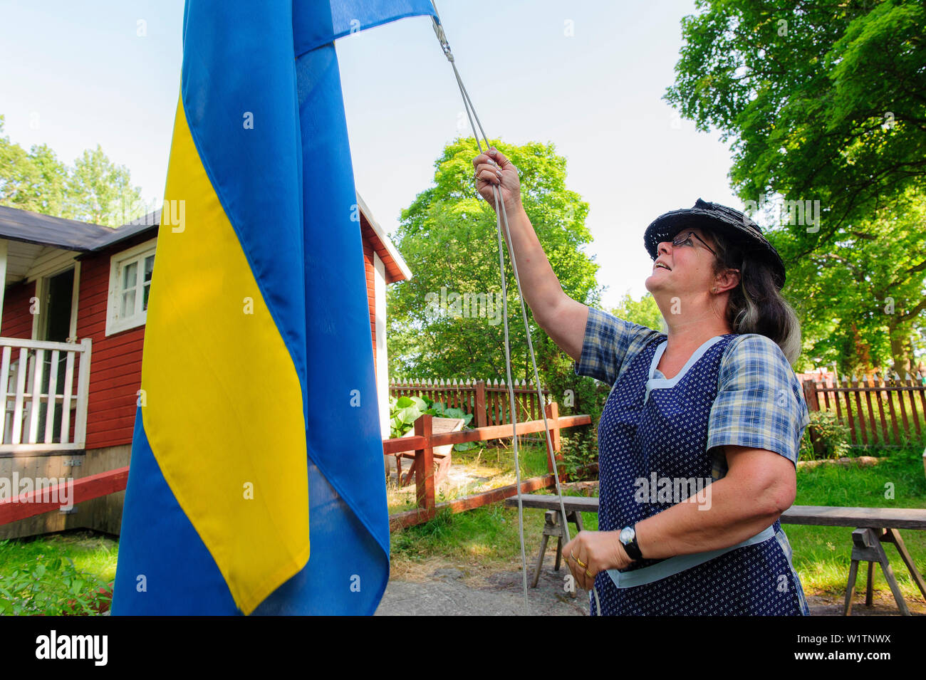 Riparto svedese nel giardino del museo all'aperto Skansen, la bandiera svedese è superato, Stoccolma, Svezia Foto Stock