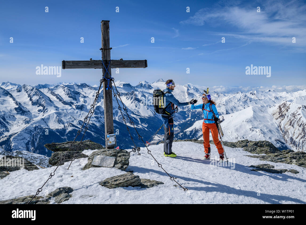 L uomo e la donna backcountry-sci congratularci gli uni con gli altri sul vertice, Rastkogel, Alpi di Tux, Tirolo, Austria Foto Stock