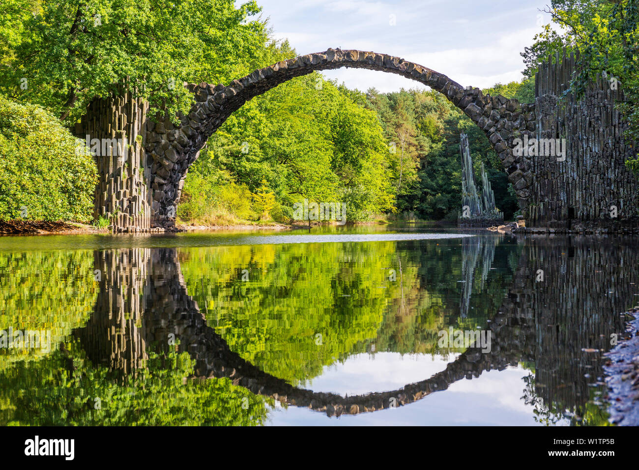 Rakotz ponte sopra il lago Rakotz nel Parco di rododendro Kromlau, in Sassonia, Germania, Europa Foto Stock