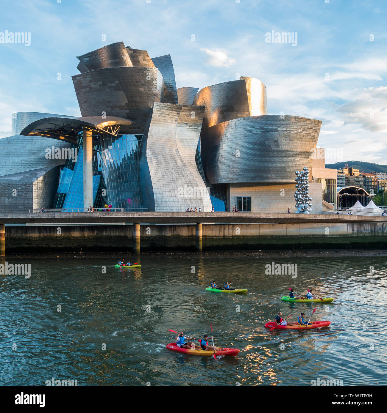 Kajaking davanti al museo Guggenheim, Bilbao, Spagna Foto Stock