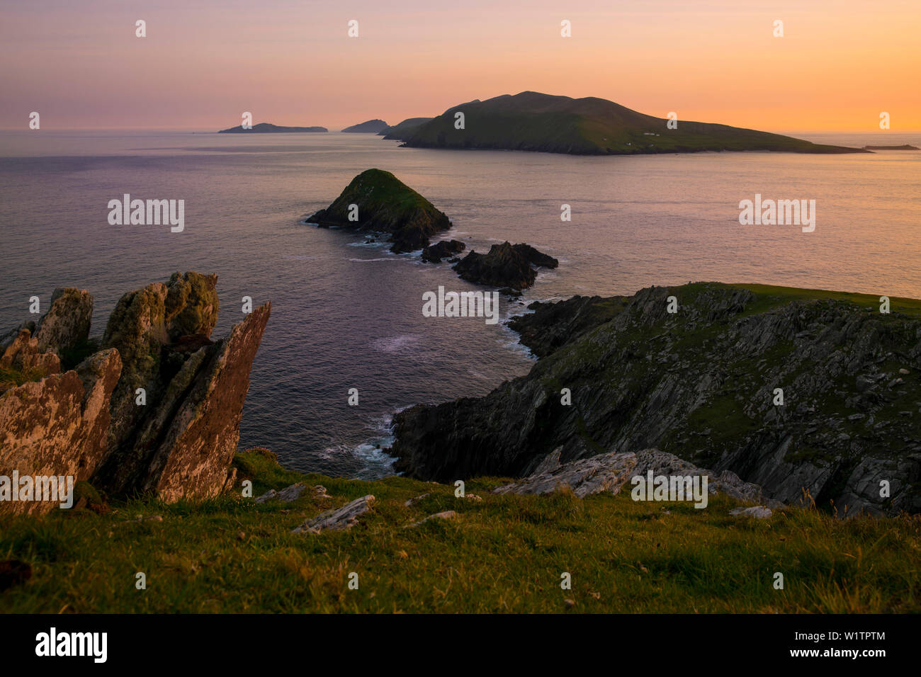 Crepuscolo Slea sulla testa con una vista per le grandi isole Blasket visto da mentre si cammina per la strada di Dingle, Slea Head, penisola di Dingle, nella contea di Kerry, Irel Foto Stock