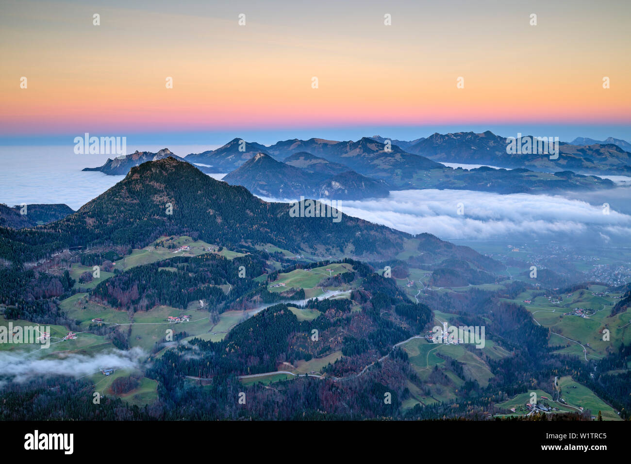 Vista da Bruennstein a Wildbarren e Alpi di Chiemgau con il mare di nebbia e la terra ombra, Bruennstein Mangfall, montagne, Alpi Bavaresi, Bavari superiore Foto Stock