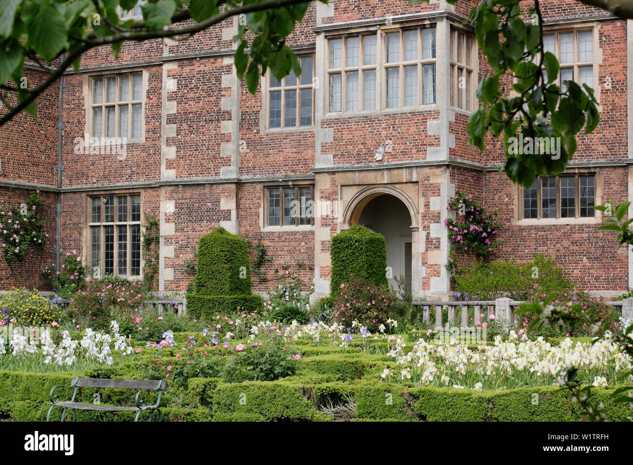 Sala Doddington visto dalle mura ovest giardino durante la settimana di Iris, Doddington Hall e giardini, Lincolnshire, England, Regno Unito Foto Stock