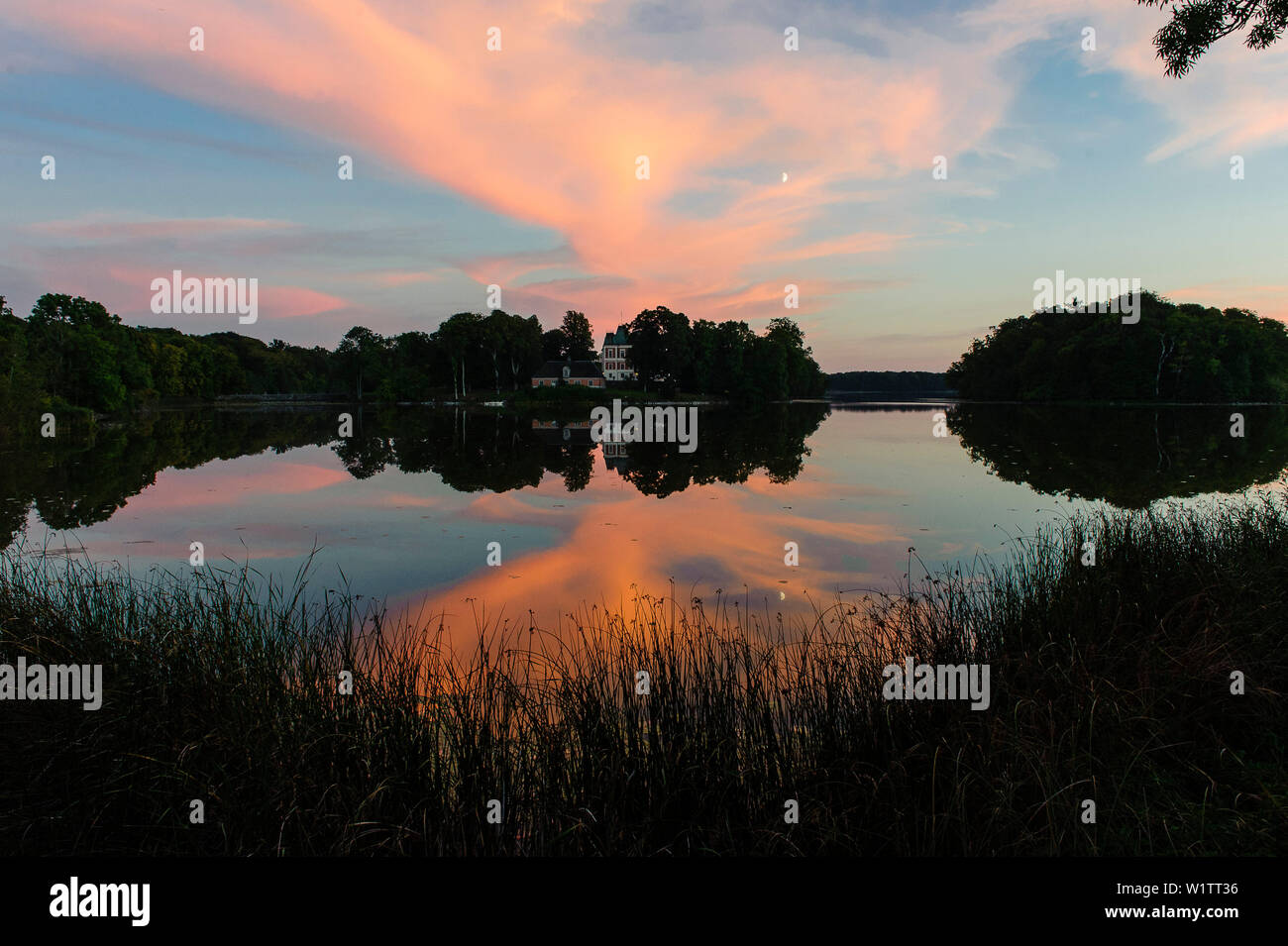 A lunga distanza a piedi Skaneleden nella provincia di Skane, paesaggio e lago vicino Hackeberga, Skane, Svezia meridionale, Svezia Foto Stock