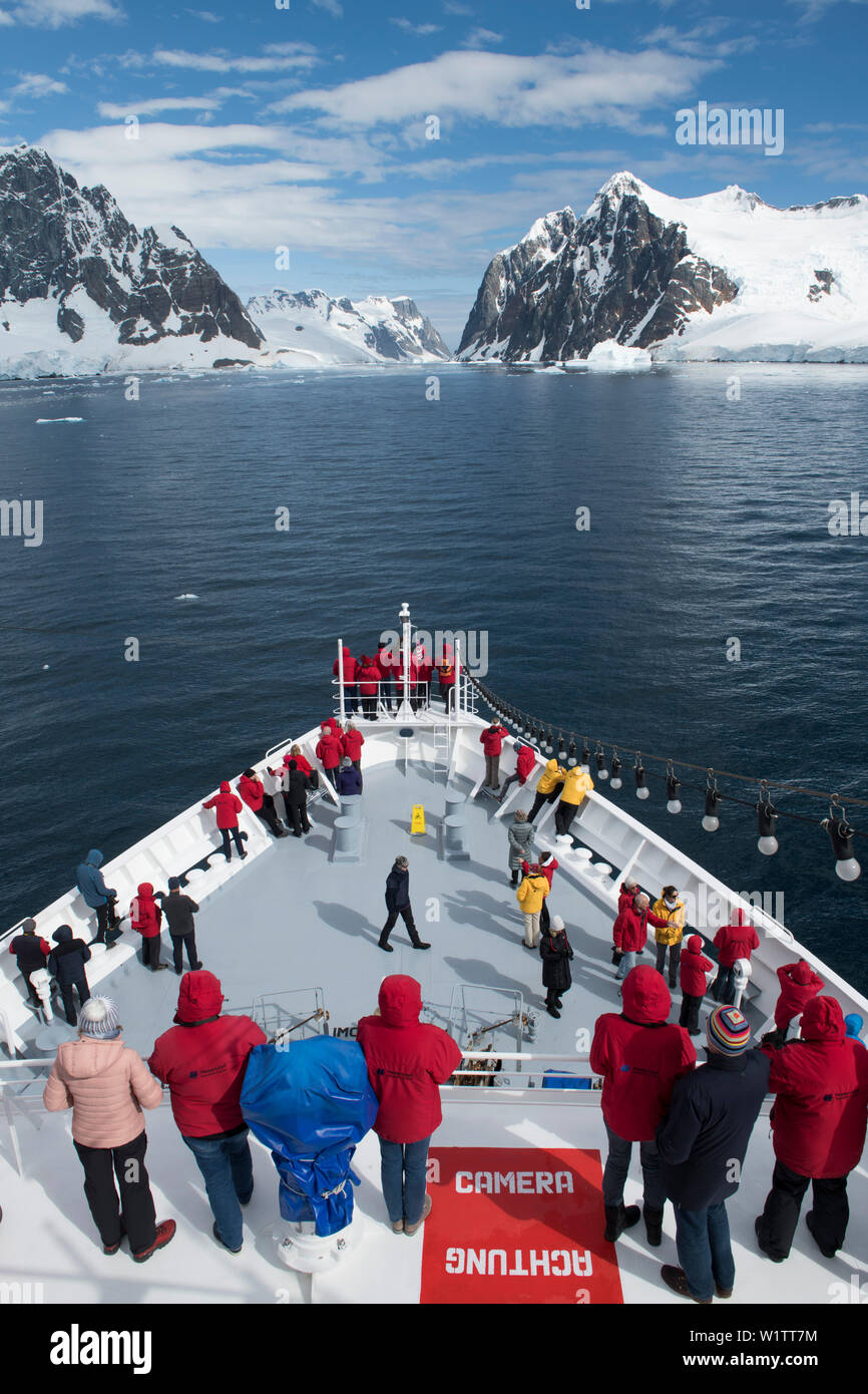 I passeggeri di Expedition nave da crociera MS Bremen (Hapag-Lloyd crociere) raccogliere sui ponti in avanti mentre la nave si avvicina la stretta seaway, Lemaire Cha Foto Stock