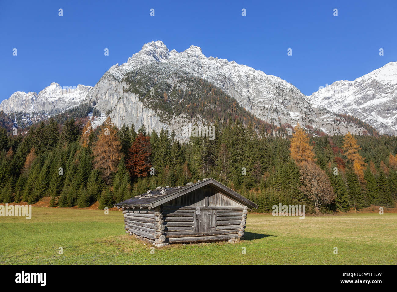 Capanna di fronte Öfelekopf in montagna le montagne del Wetterstein, Leutasch, Tirolo settentrionale, Tirolo, Austria, Europa Foto Stock