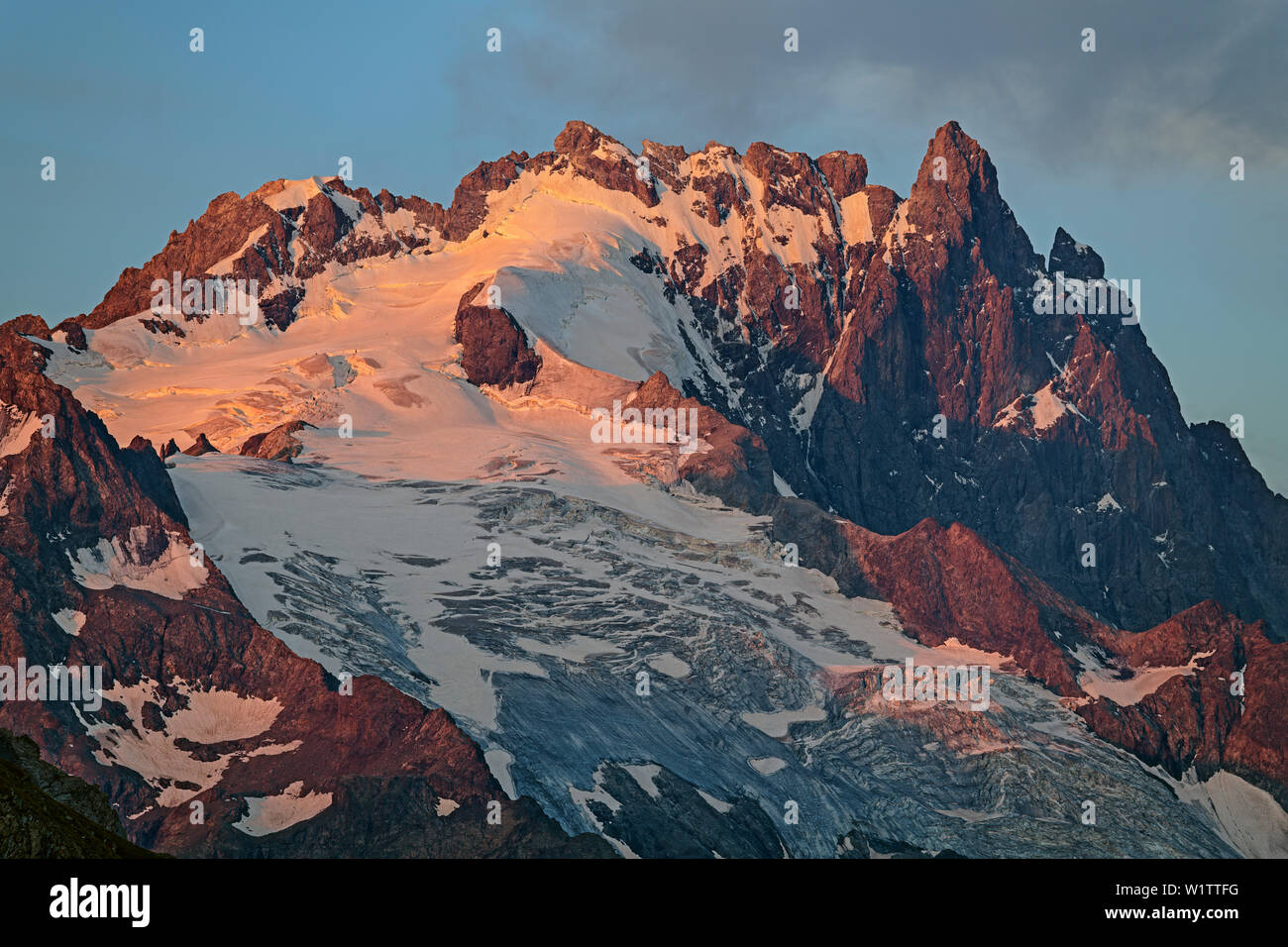 Meije nella regione di Ecrins in alpenglow, dal lago Lac du Goléon, Parco Nazionale degli Ecrins, Dauphine, Dauphiné, Hautes Alpes, Francia Foto Stock