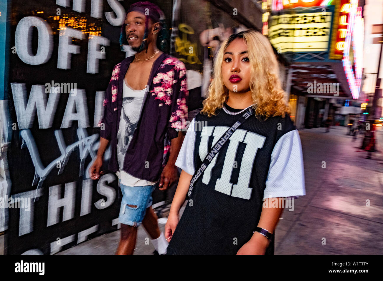 A piedi da un sito in costruzione. Il centro cittadino di Los Angeles, California, Stati Uniti d'America Foto Stock