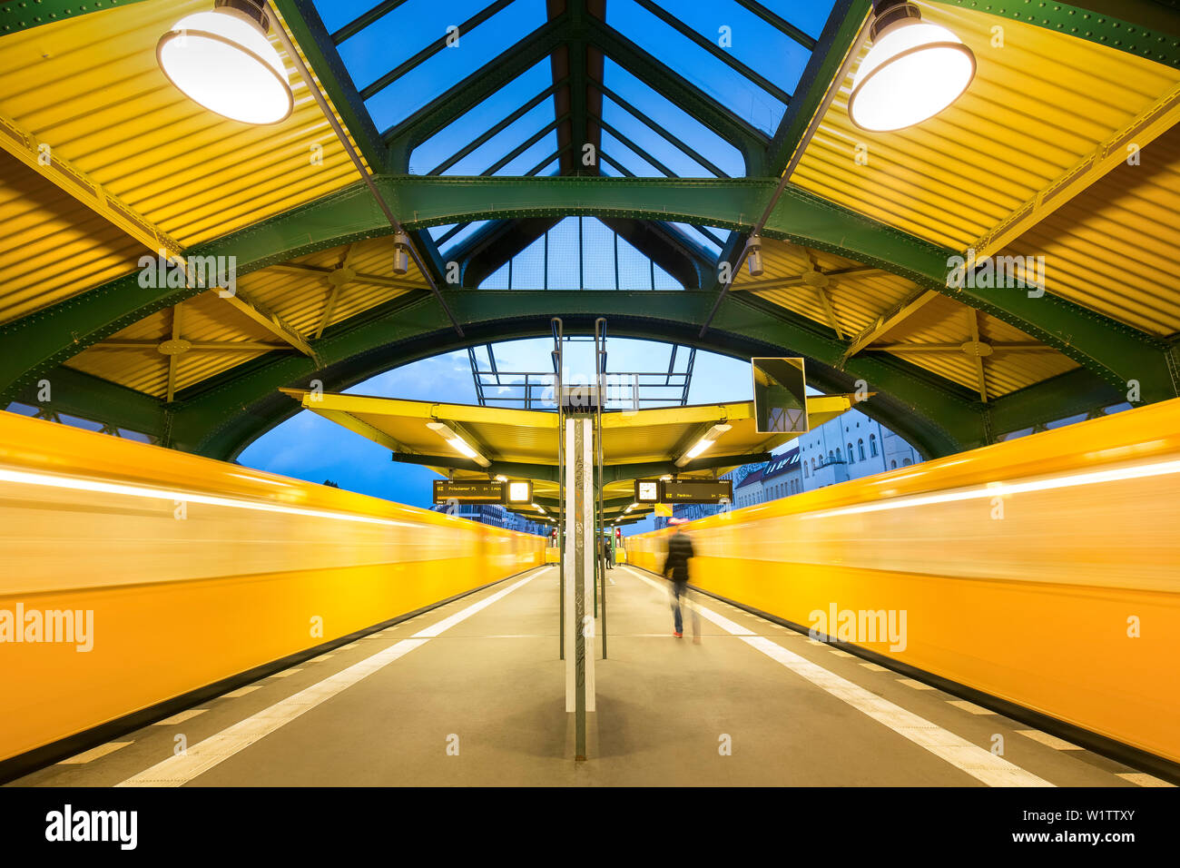 La stazione della metropolitana di Eberswalder Strasse, Prenzlauer Berg di Berlino, Germania Foto Stock