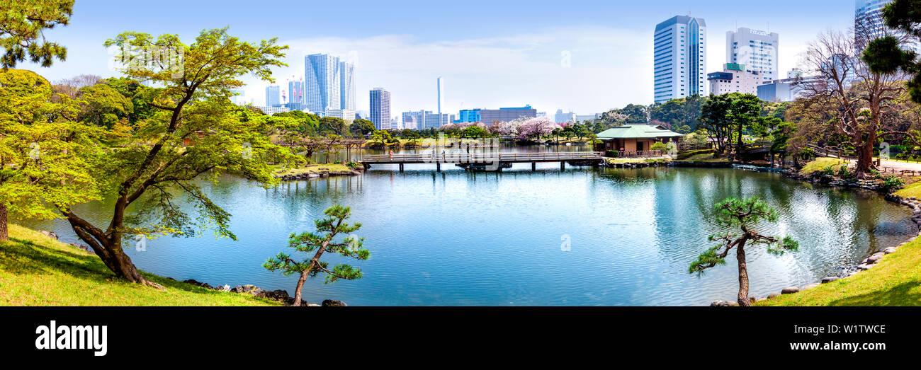 Giardini Hamarikyu con la Baia di Tokyo nel quartiere la distanza a Tokyo in Giappone Foto Stock