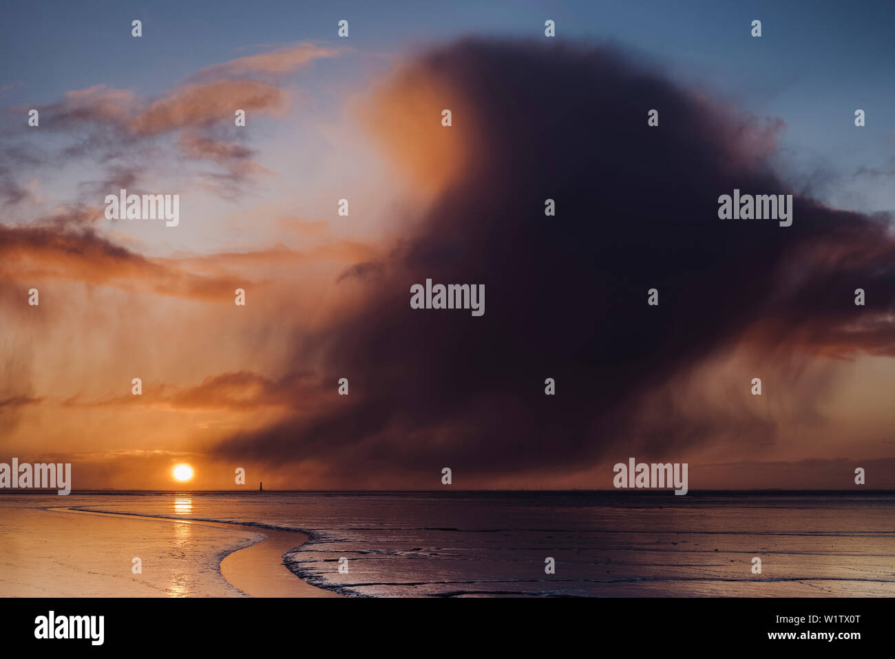 Il wadden sea, sunrise, cloud cumulonimbus, Jadebusen, Mare del Nord, Wilhelmshaven, Bassa Sassonia, Germania, Europa Foto Stock