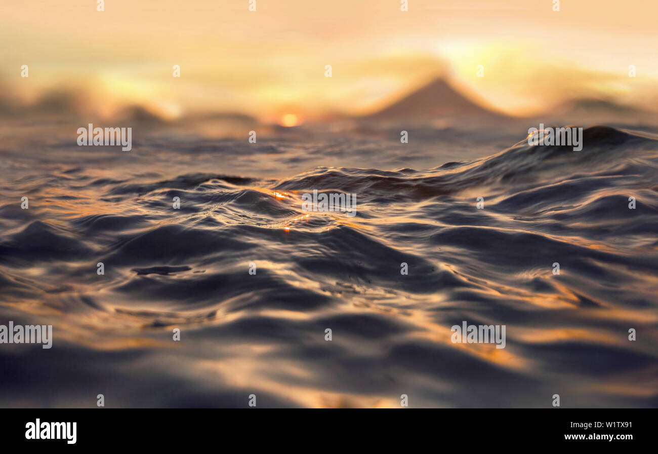 Le onde del mare, il tramonto e il Vulcano Mayon , Legazpi City, isola di Luzon, Filippine - Asia Foto Stock