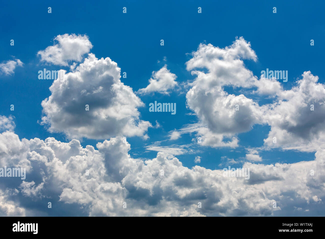 Bianco potente cumulus nubi nel cielo blu Foto Stock