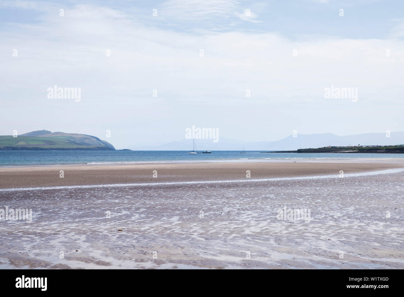 Due barche a vela e un motoscafo sull'Oceano Atlantico visto da mentre si cammina per la strada di Dingle, Ventry Beach, la penisola di Dingle, nella contea di Kerry, Irlanda, Eur Foto Stock