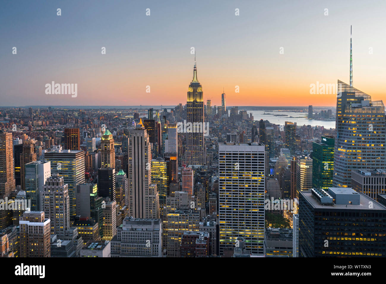 La vista dalla cima della Roccia, Empire State Building, il Rockefeller Center, Manhattan, New York, New York, Stati Uniti d'America Foto Stock