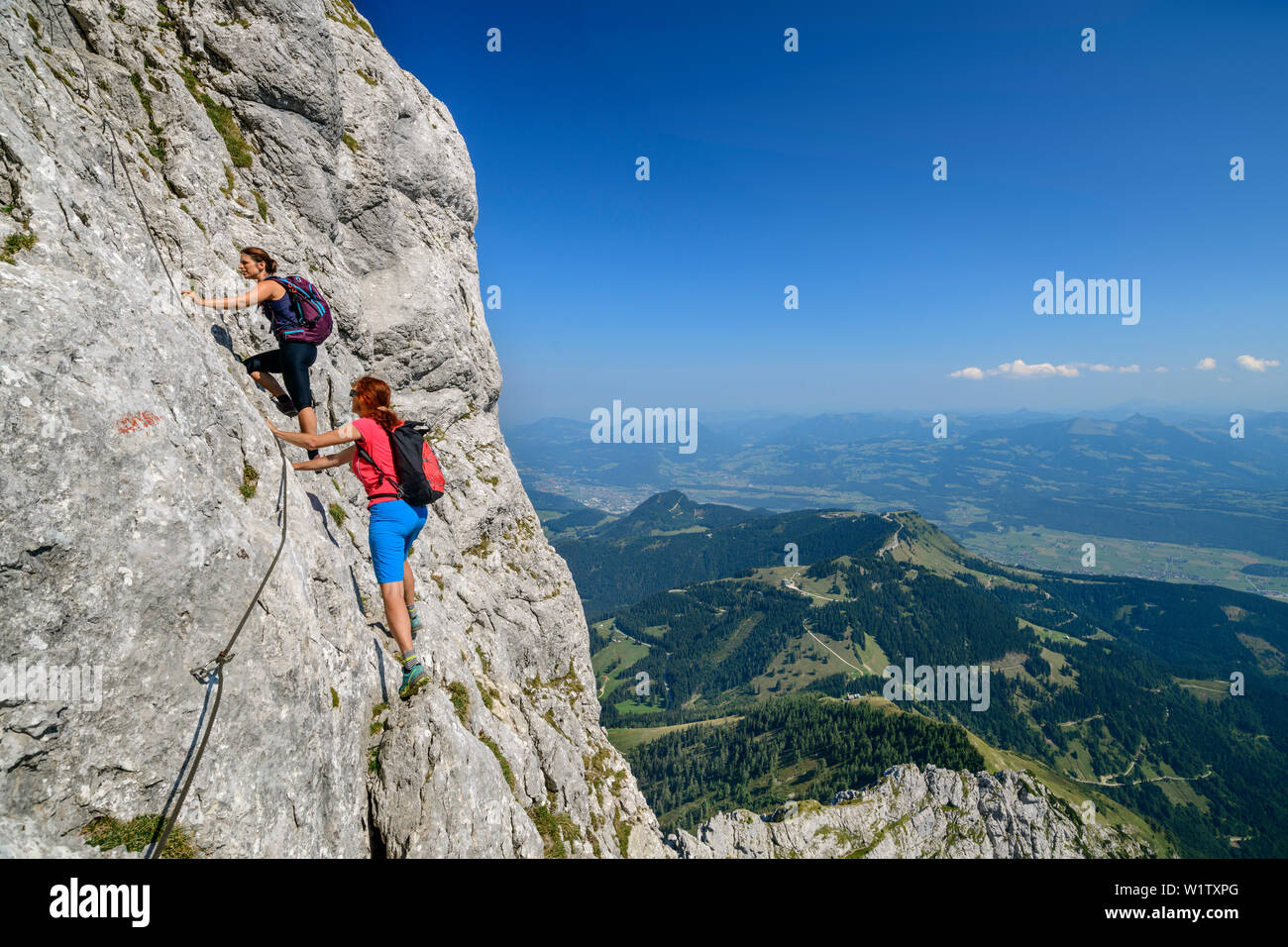 Due donne che si elevano al di sopra assicurata in salita al goll, Schuster pasta, Alta Goll, sulle Alpi di Berchtesgaden, Alta Baviera, Baviera, Germania Foto Stock