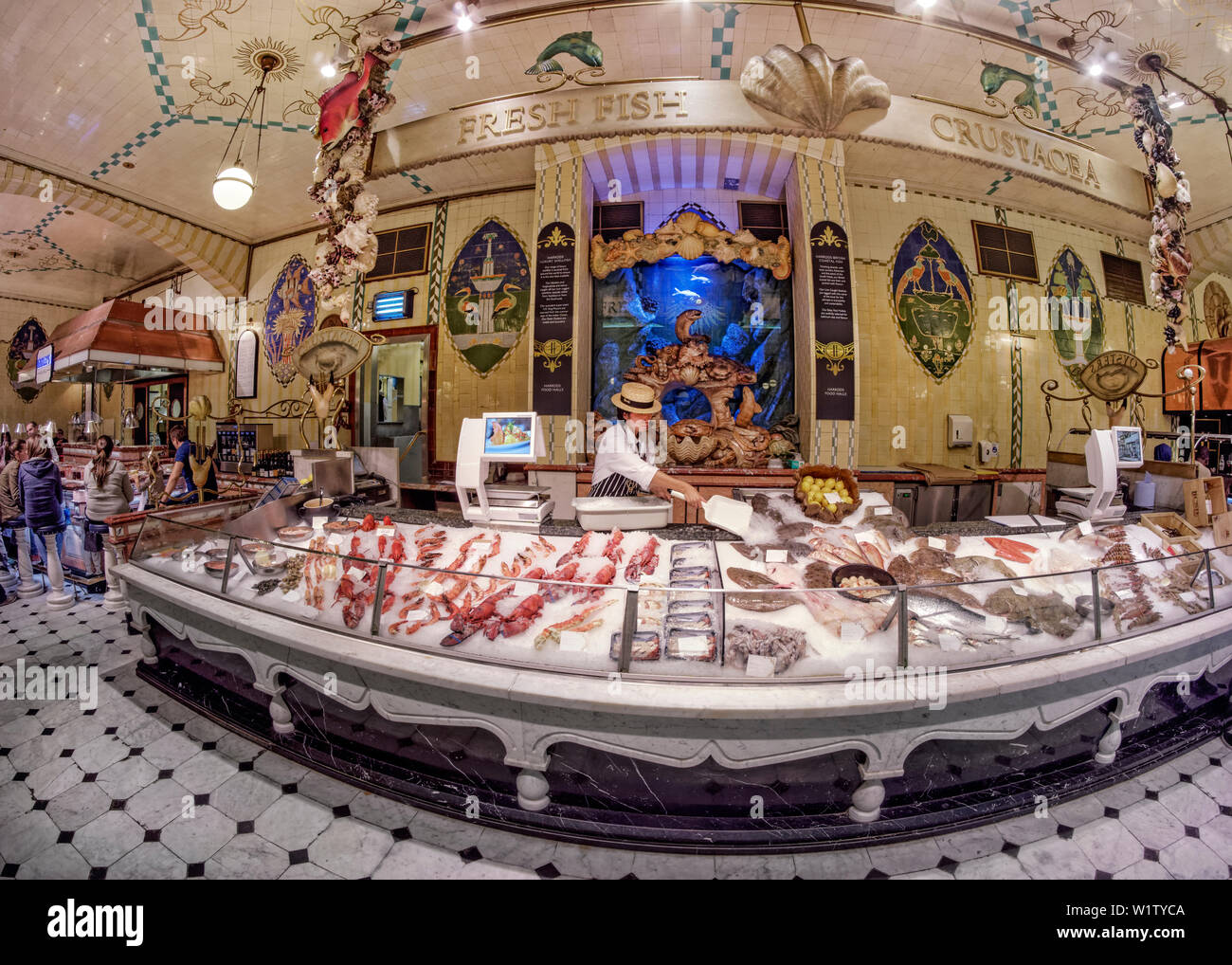 Pesce fresco presso i grandi magazzini Harrods, Knightsbridge di Londra, Regno Unito Foto Stock