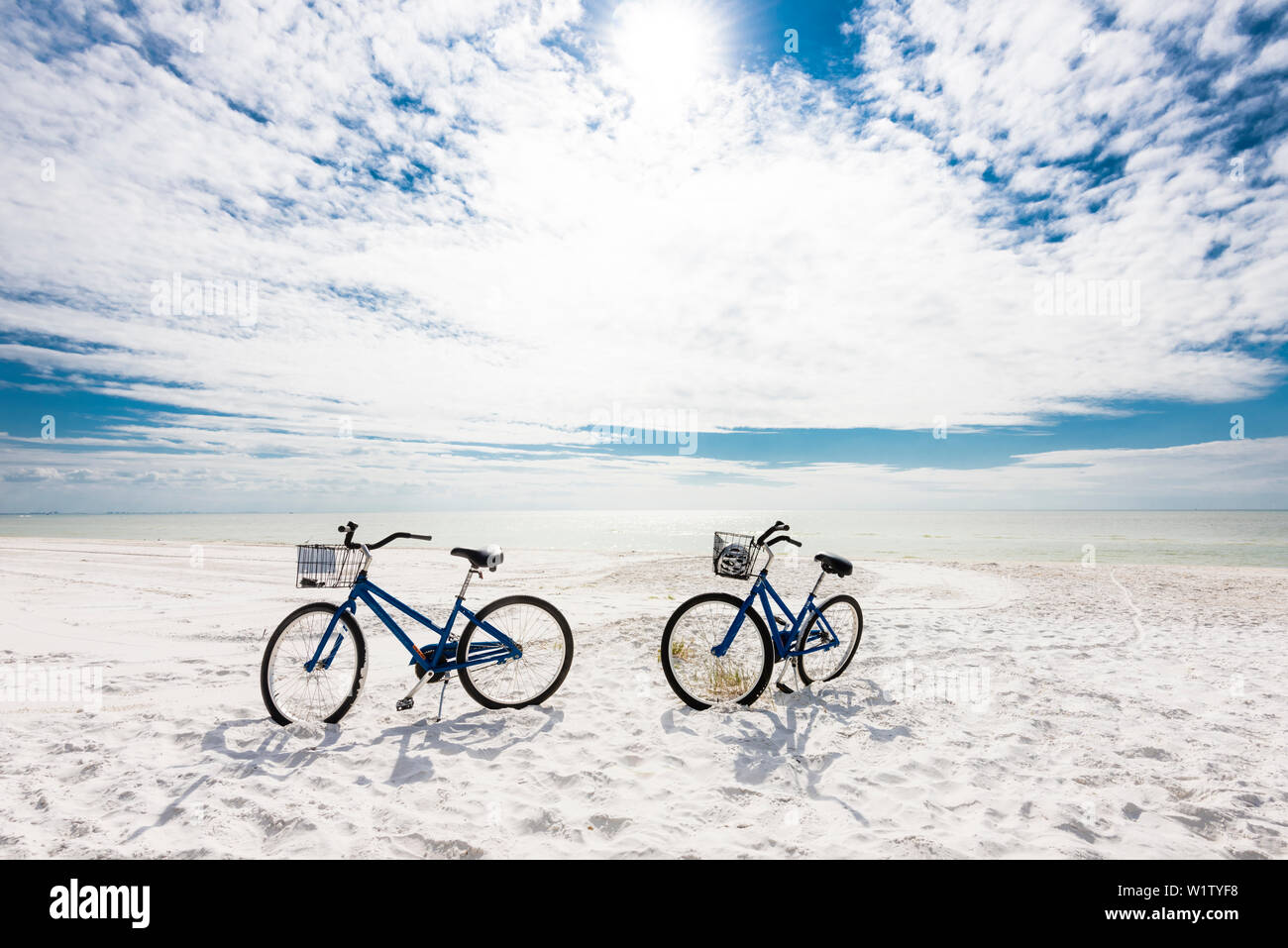 Tipico beach cruiser bike sulla bianca spiaggia del golfo del Messico, Fort Myers Beach, Florida, Stati Uniti d'America Foto Stock