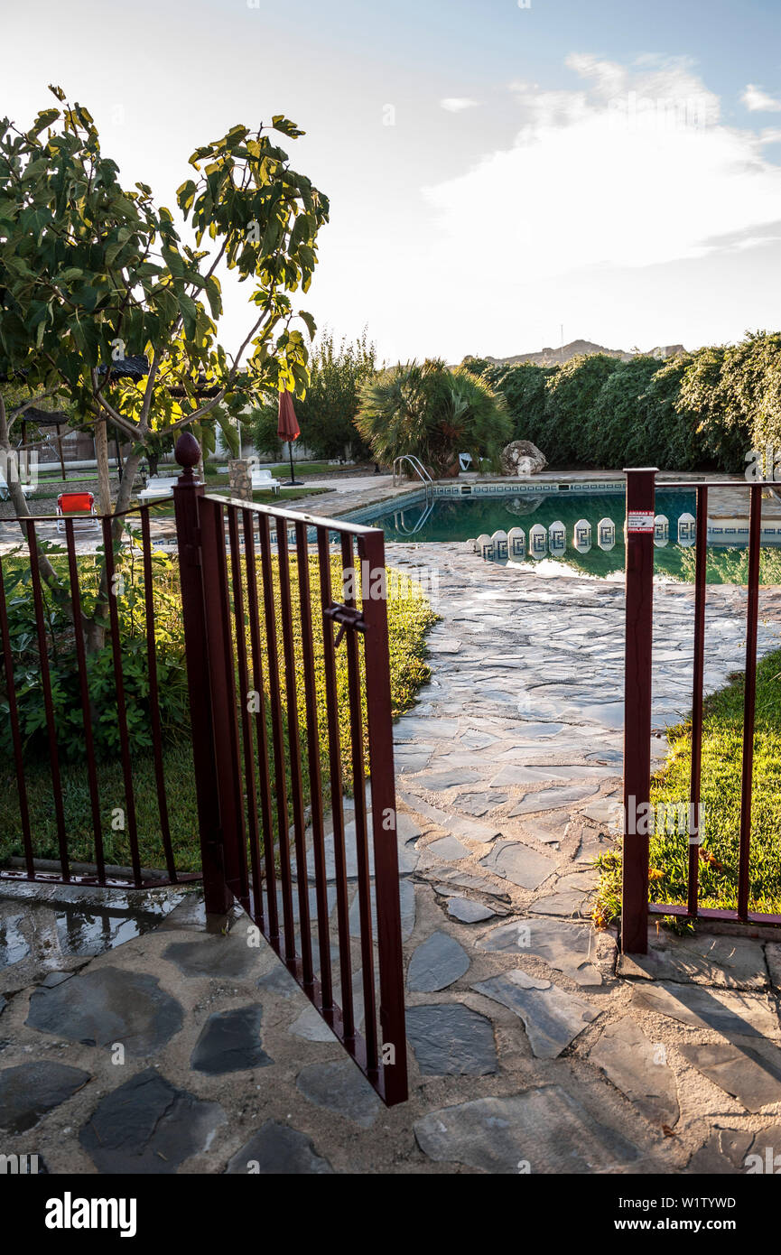 La piscina e il giardino gate, Cuevas, La Granja, Guadix, Andalusia, Spagna, Europa Foto Stock