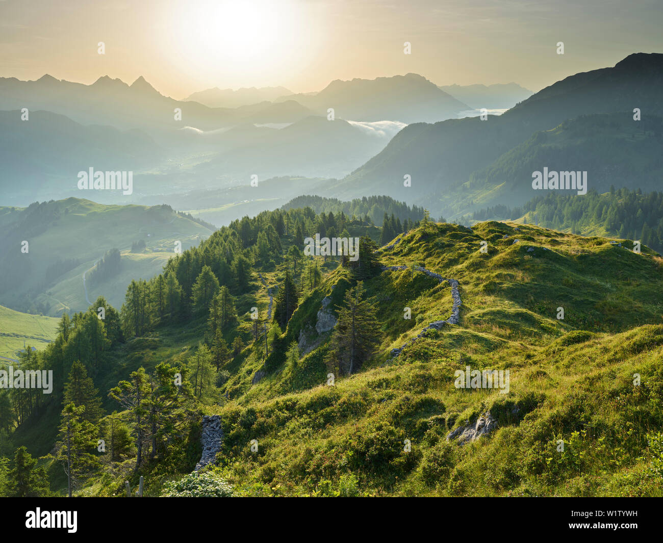 Vista dalla vetta Kitzbüheler Horn nella direzione di Fieberbrunn, Leoganger montagne di pietra, Tirolo, Austria Foto Stock