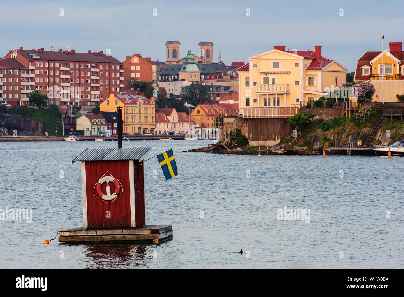Piccolo floating Sweden House con bandiera della Svezia nel porto di Karlskrona, Blekinge, Svezia meridionale, Svezia Foto Stock