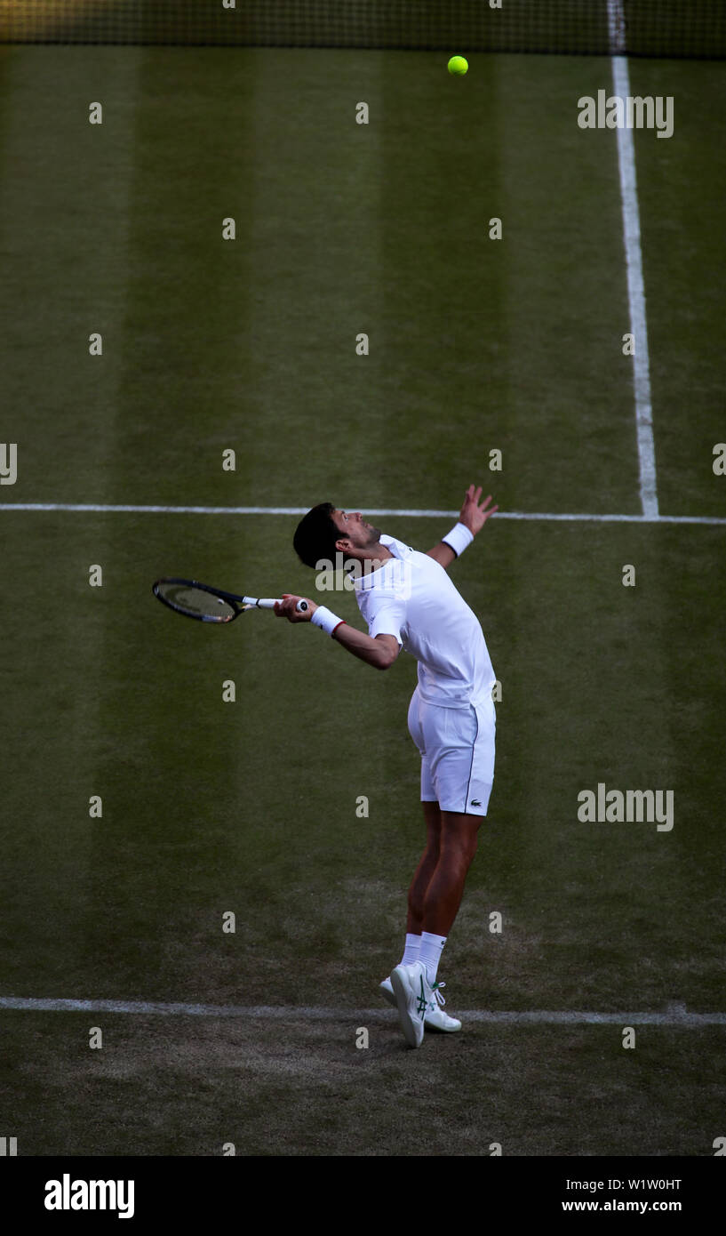 Il torneo di Wimbledon, Londra, Regno Unito. Il 3° luglio 2019. 3 Luglio 2019 - Numero 1 seed Novak Djokovic che serve durante il suo primo giro la vittoria su American Denis Kudla sul Centre Court di Wimbledon oggi. Credito: Adam Stoltman/Alamy Live News Foto Stock