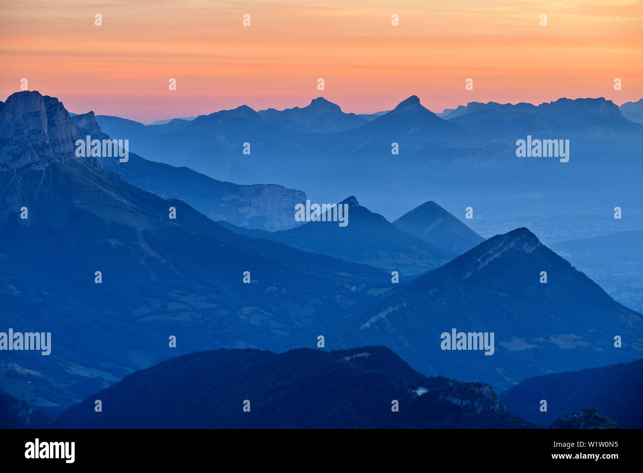 Alba sul ruolo mouche e le montagne del Parc Naturel Régional de Chartreuse, dal Grand Veymont, Vercors, Dauphine, Dauphine, Isère, Francia Foto Stock