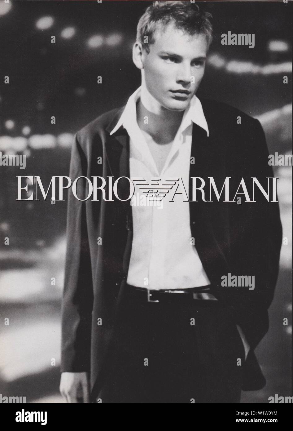 Poster pubblicitari Emporio Armani di Giorgio Armani modello maschile in  magazzino dal 1998, non uno slogan, un annuncio pubblicitario creativo da  anni novanta Foto stock - Alamy