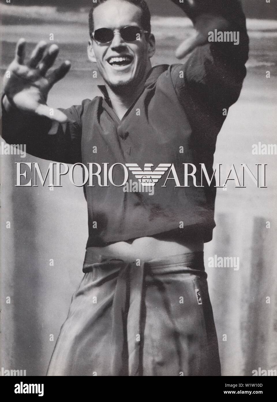 Poster pubblicitari Emporio Armani di Giorgio Armani modello maschile in  magazzino dal 1998, non uno slogan, un annuncio pubblicitario creativo da  anni novanta Foto stock - Alamy