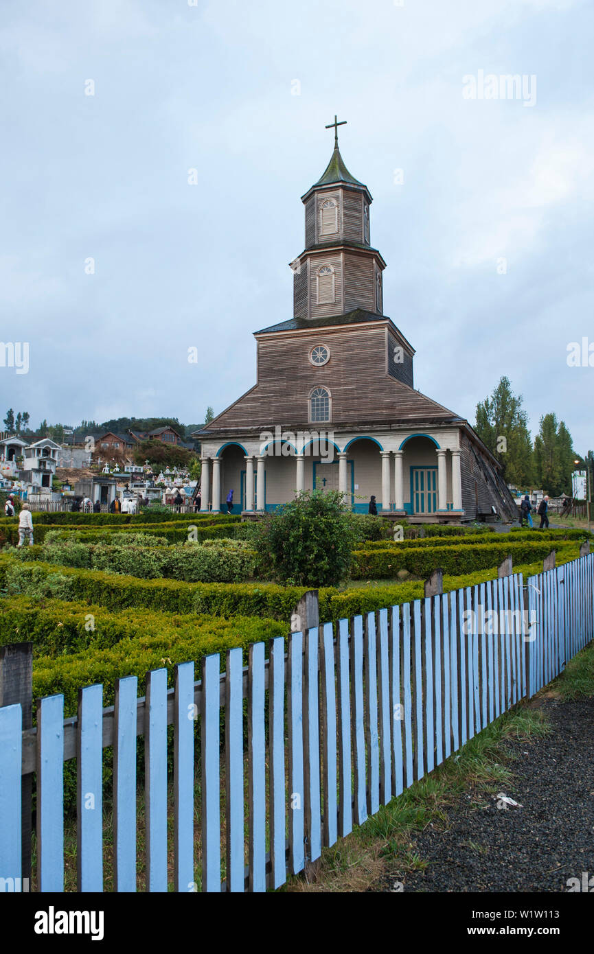 Vista del tardo XIX secolo la chiesa di legno Iglesia Nuestra Senora de Gracia de Nercón, un sito Patrimonio Mondiale dell'UNESCO, Castro, Isola di Chiloe, Los Lagos Foto Stock
