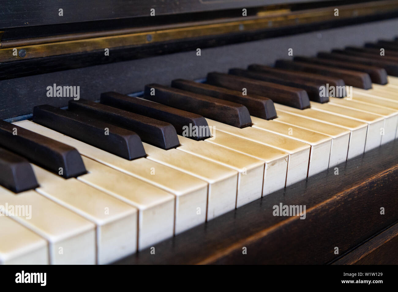 Un vecchio pianoforte. Un close-up sui tasti. Foto Stock