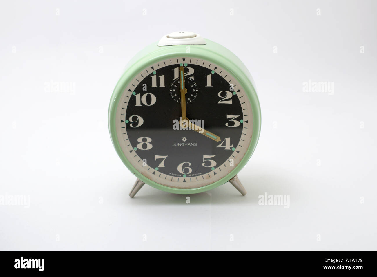 Una vecchia meccanica sveglia, che mostra quattro ore. Foto Stock