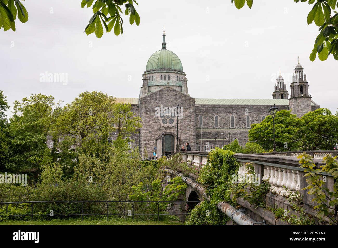 La Cattedrale di Galway visto dall'altro lato del fiume Corrib, Galway, nella contea di Galway, Irlanda, Europa Foto Stock