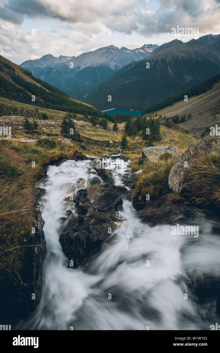 Ruscello di montagna scorre verso il serbatoio di Vernago, E5, Alpenüberquerung, 6a tappa, sfiato,Niederjochbach, rifugio Similaun, Val Senales, serbatoio di Vernago, Me Foto Stock