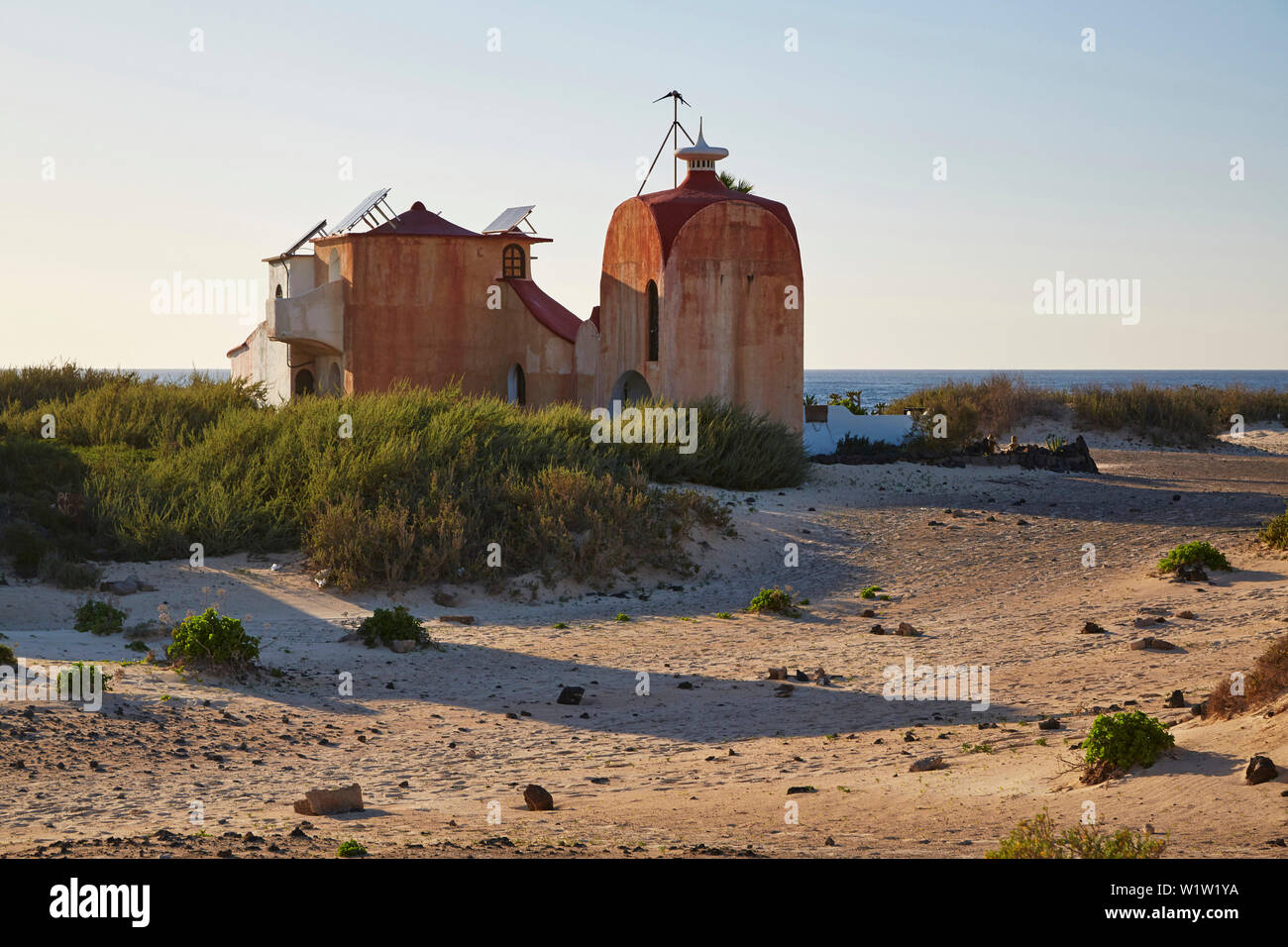 Casa di architettura inusuale a El Cotillo Beach, Fuerteventura, Isole Canarie, Islas Canarias, Oceano Atlantico, Spagna, Europa Foto Stock