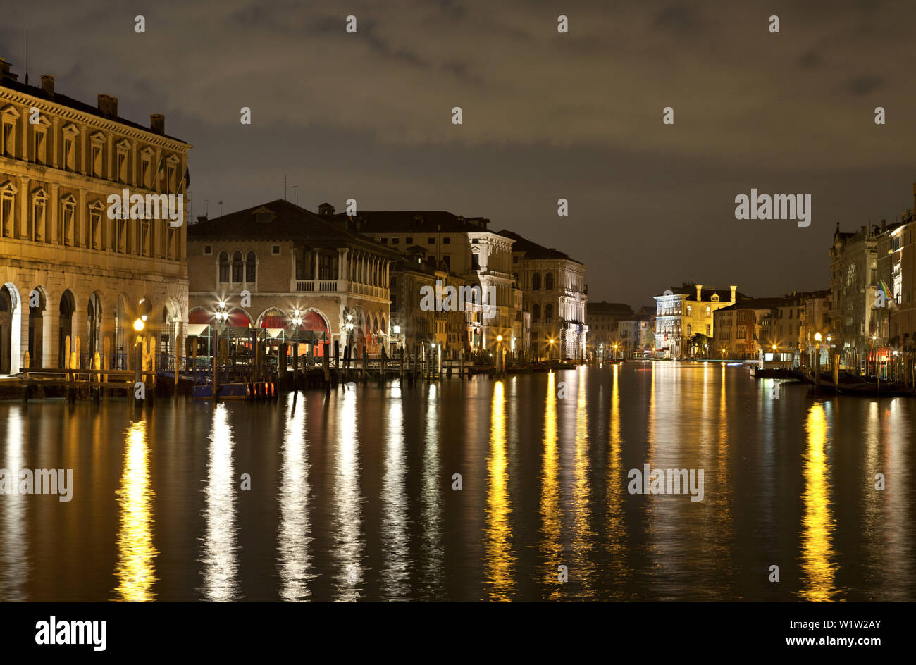 Tess nuove (sinistra) e Pescaria (adiacente) sul Canal Grande di notte, Venezia, Italia Foto Stock