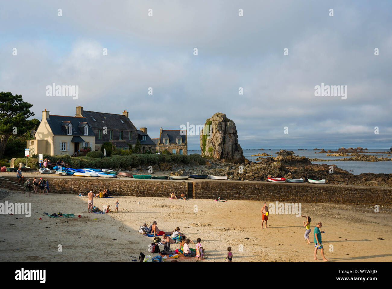 Spiaggia di sabbia, La Gouffre, Plougrescant, Côte de Granit Rose, Cotes d'Armor Bretagna, Francia Foto Stock