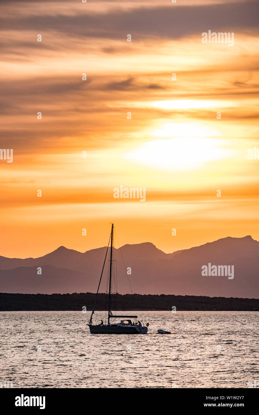 Tramonto nella baia di Alcudia, Colonia de Sant Pere, Maiorca, isole Baleari, Spagna Foto Stock